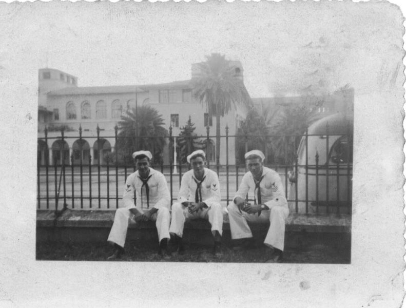 Honolulu02-.jpg - Honolulu - Date unknown.On `Iolani Palace grounds. Downtown Post Office and Federal Building in background. L to R: ?? / Everett "Bull" Martin / Jesse Taylor (Lee family photo album)